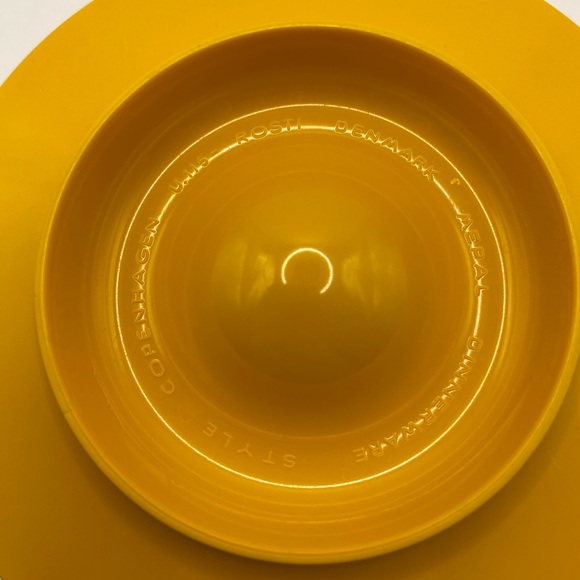 Rosti Mepal egg cups in yellow. Vintage melamine - Picture 5 of 8